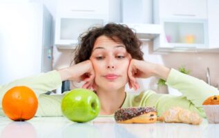 Kobieta zastanawiająca się, jak liczyć kalorie na diecie